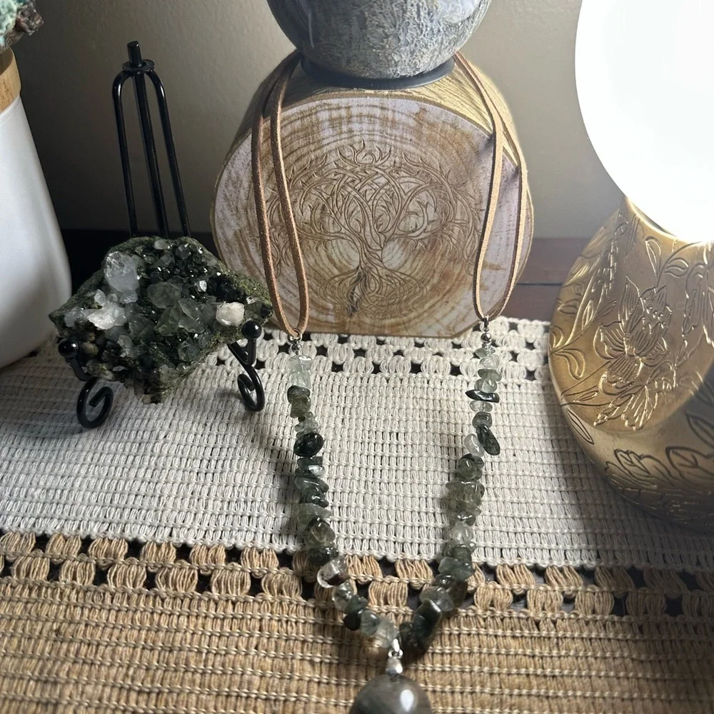 Garden Quartz Oval Pendant with Garden Quartz Chips Beads Faux Leather Necklace - Picture 14 of 16